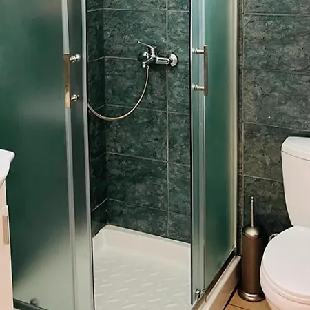 - - Sleeps 4 - Garden - Parking Larnaca