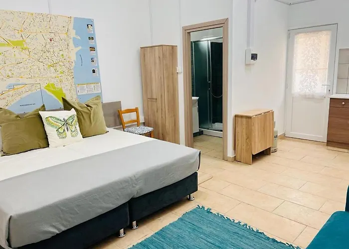 - - Sleeps 4 - Garden - Parking