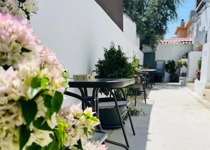 شقة - - Sleeps 4 - Garden - Parking *