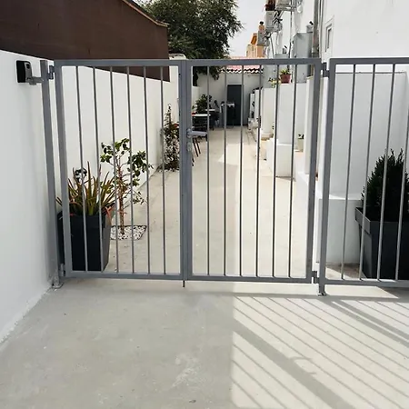 - - Sleeps 4 - Garden - Parking Апартаменты *