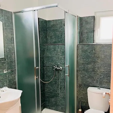 - - Sleeps 4 - Garden - Parking Апартаменты Ларнака